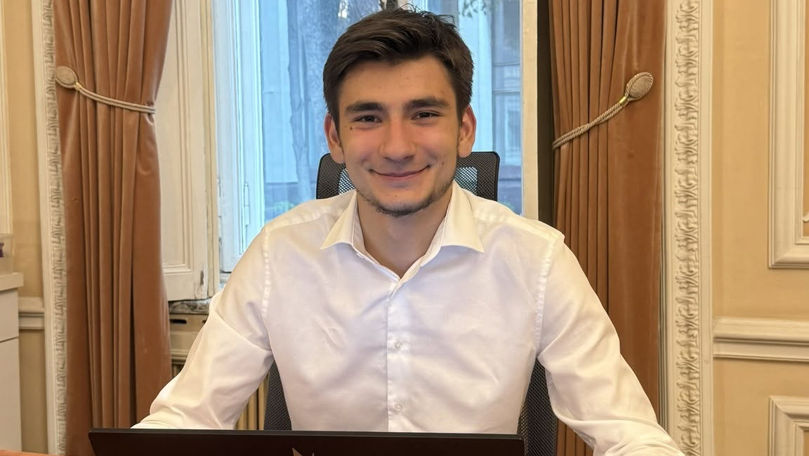 Tânărul din PAS angajat la stat fără diplomă de licență respinge acuzațiile din presă