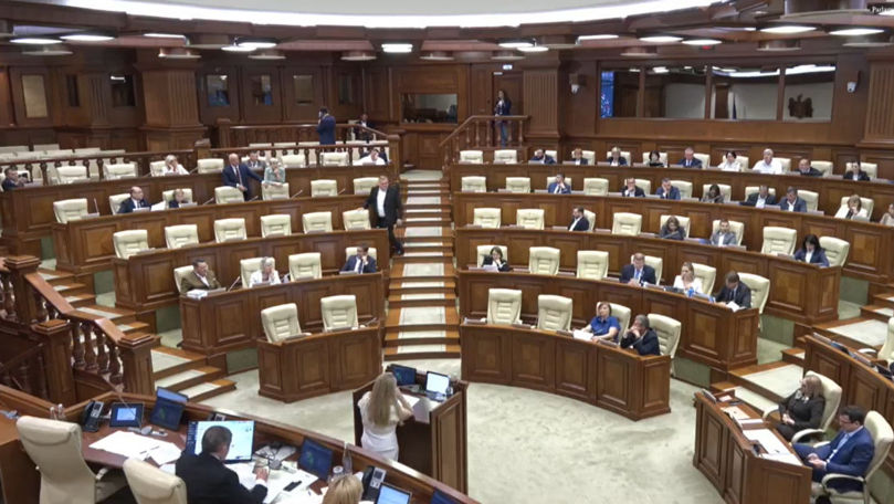 Dezbateri pe marginea unui proiect de lege. Caraman a blocat tribuna Parlamentului
