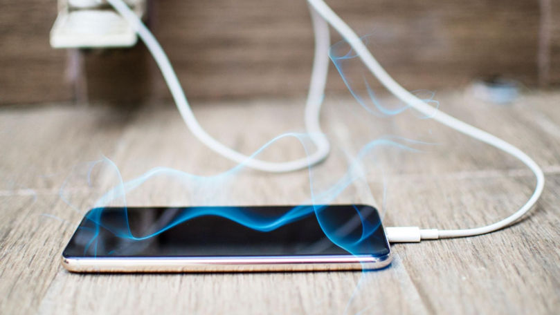 De ce se încinge telefonul la încărcare și când ar trebui să te îngrijorezi