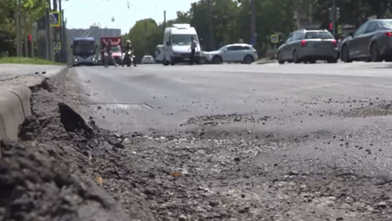 Se „topește” asfaltul în Capitală: Șanțuri, gropi și denivelări în mai multe zone