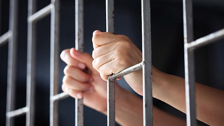 A lovit polițiști și a avariat autospeciala: Un bărbat a ajuns după gratii