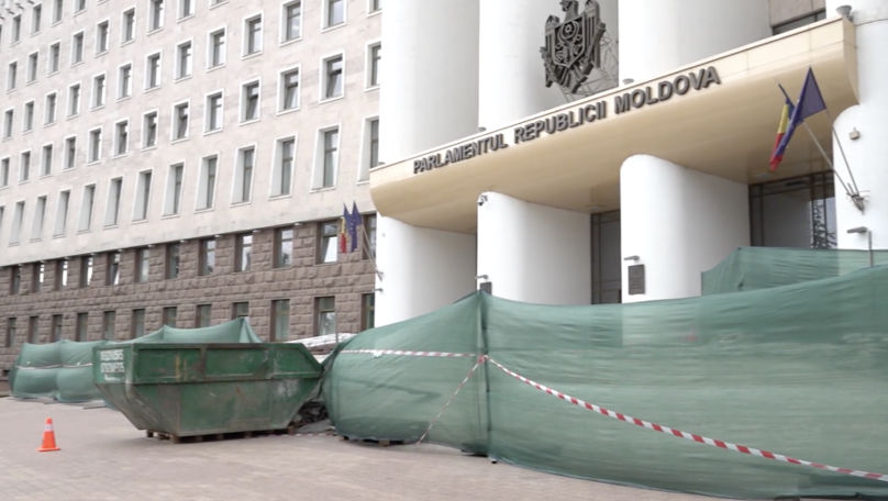 Scările Parlamentului, renovate cu 1,5 milioane, vor avea și încălzire