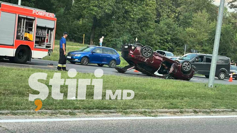 Accident lângă Aeroport: Un BMW s-a răsturnat, iar o tânără a ajuns la spital