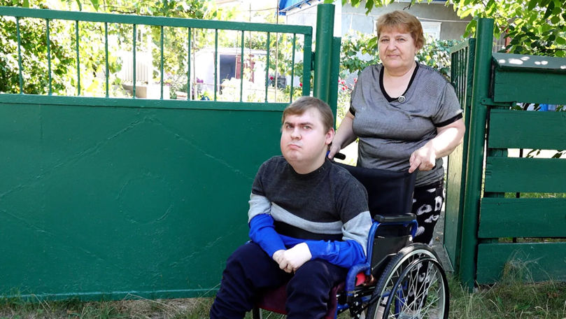 Un tânăr cu distrofie musculară are nevoie de ajutor pentru un tratament în Turcia