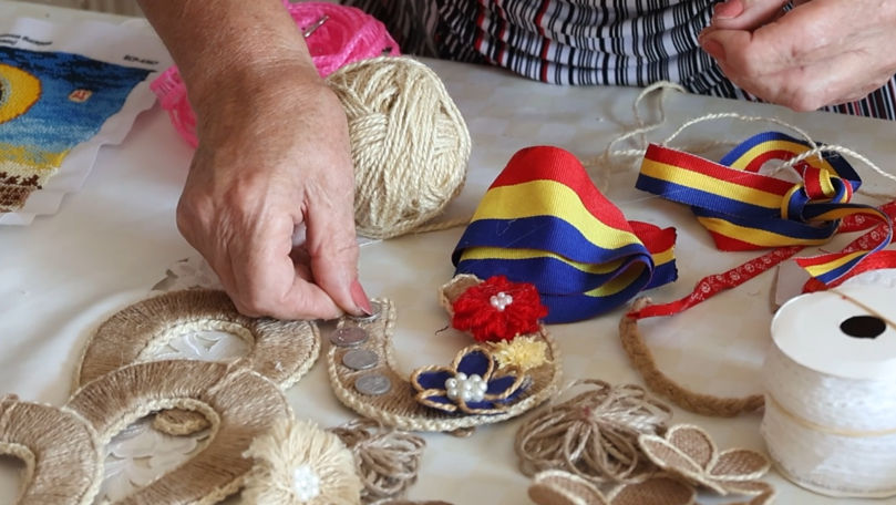 Povestea unei femei din Căușeni care creează din sticle vechi adevărate opere de artă