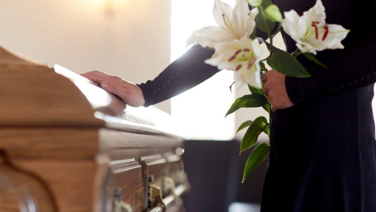 Înmormântările se vor scumpi? Serviciile funerare ar putea pierde o scutire fiscală