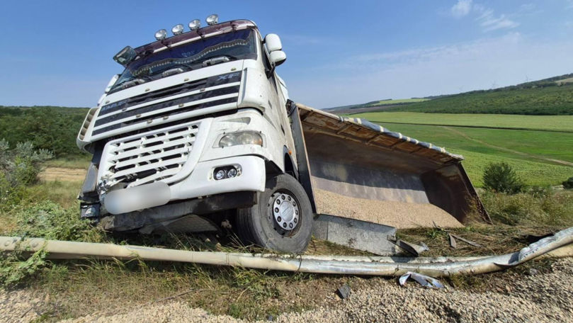 Un camion încărcat cu cereale a derapat de pe traseu la Cimișlia