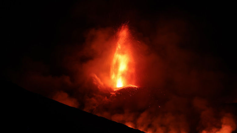 Etna a erupt din nou: Mai multe zboruri, deviate pe aeroportul din Catania