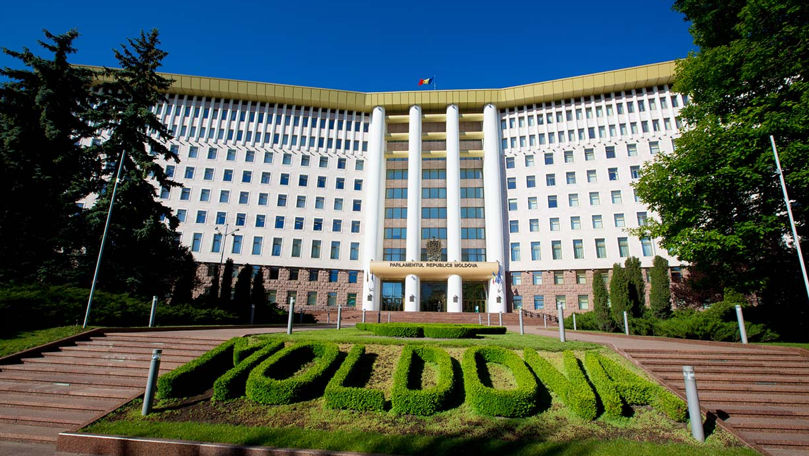 Parlamentul explică de ce cumpără două microbuze noi și cine achită 2,3 milioane lei