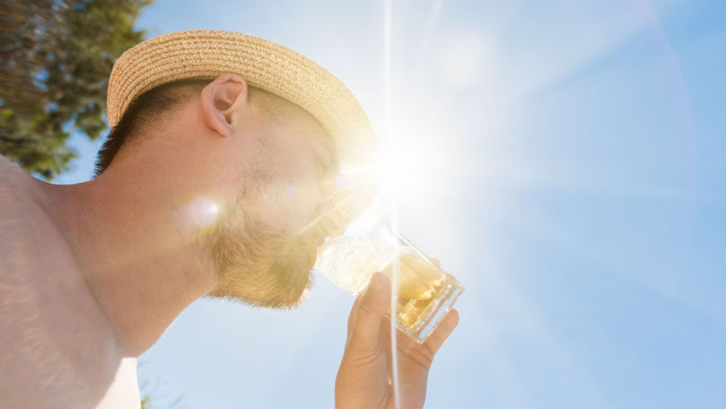 Ce se întâmplă dacă bei alcool pe caniculă? Reguli pentru a ne apăra de căldură