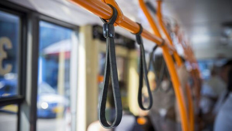 Bătaie într-un autobuz din Capitală: Un bărbat ar fi lovit o taxatoare