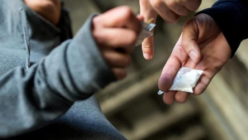 Drogurile, tot mai aproape de copii: Cel mai tânăr consumator identificat are 12 ani